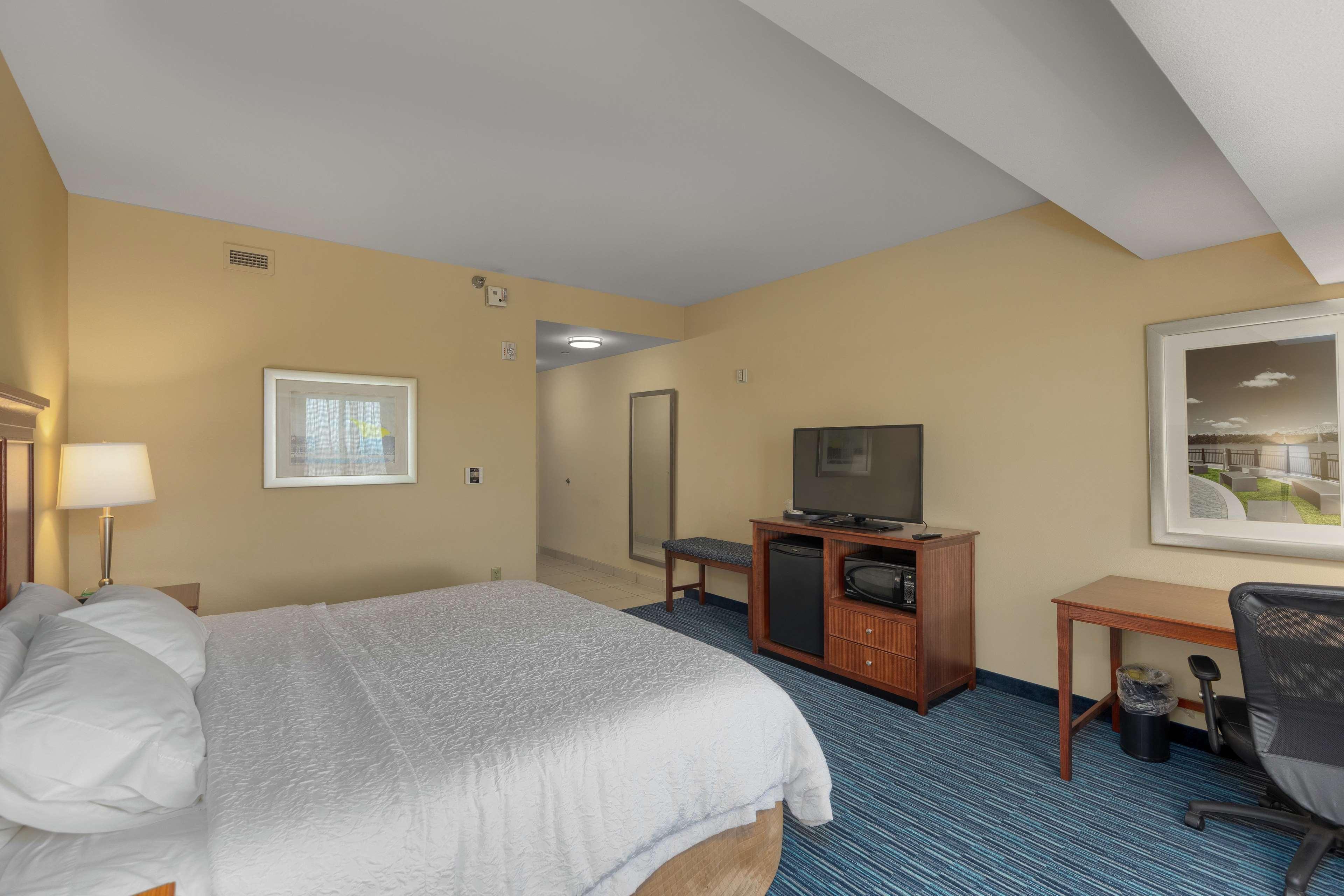 Hampton Inn & Suites Owensboro Downtown Waterfront Exterior photo